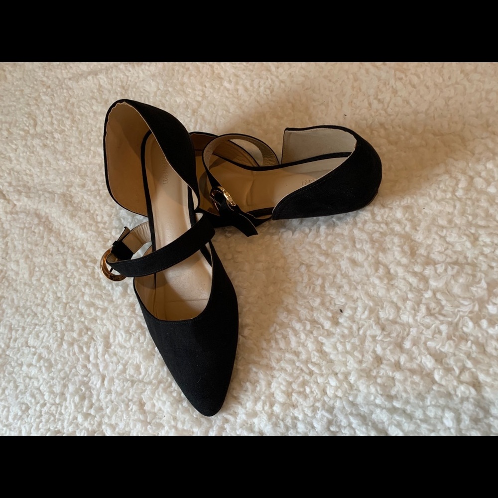 Black strappy flats!!
